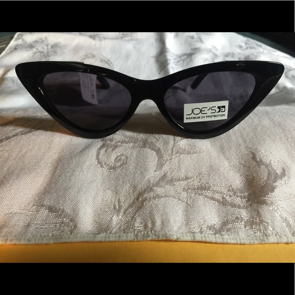 JOE’S JEANS Cat Eye Sunglasses Black w/Gray Lens